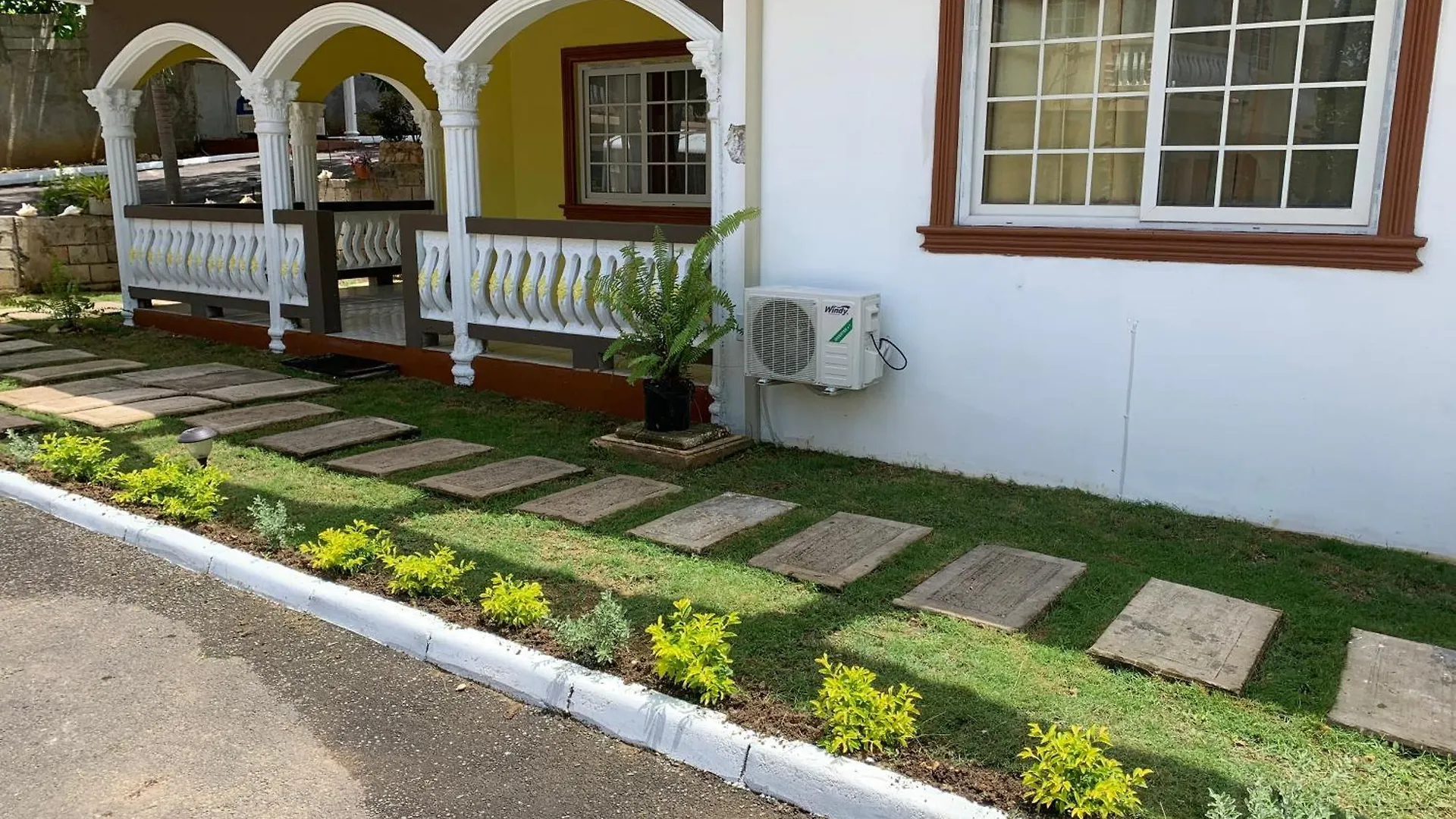 הקונטקטים של Mini Cozy Lodging