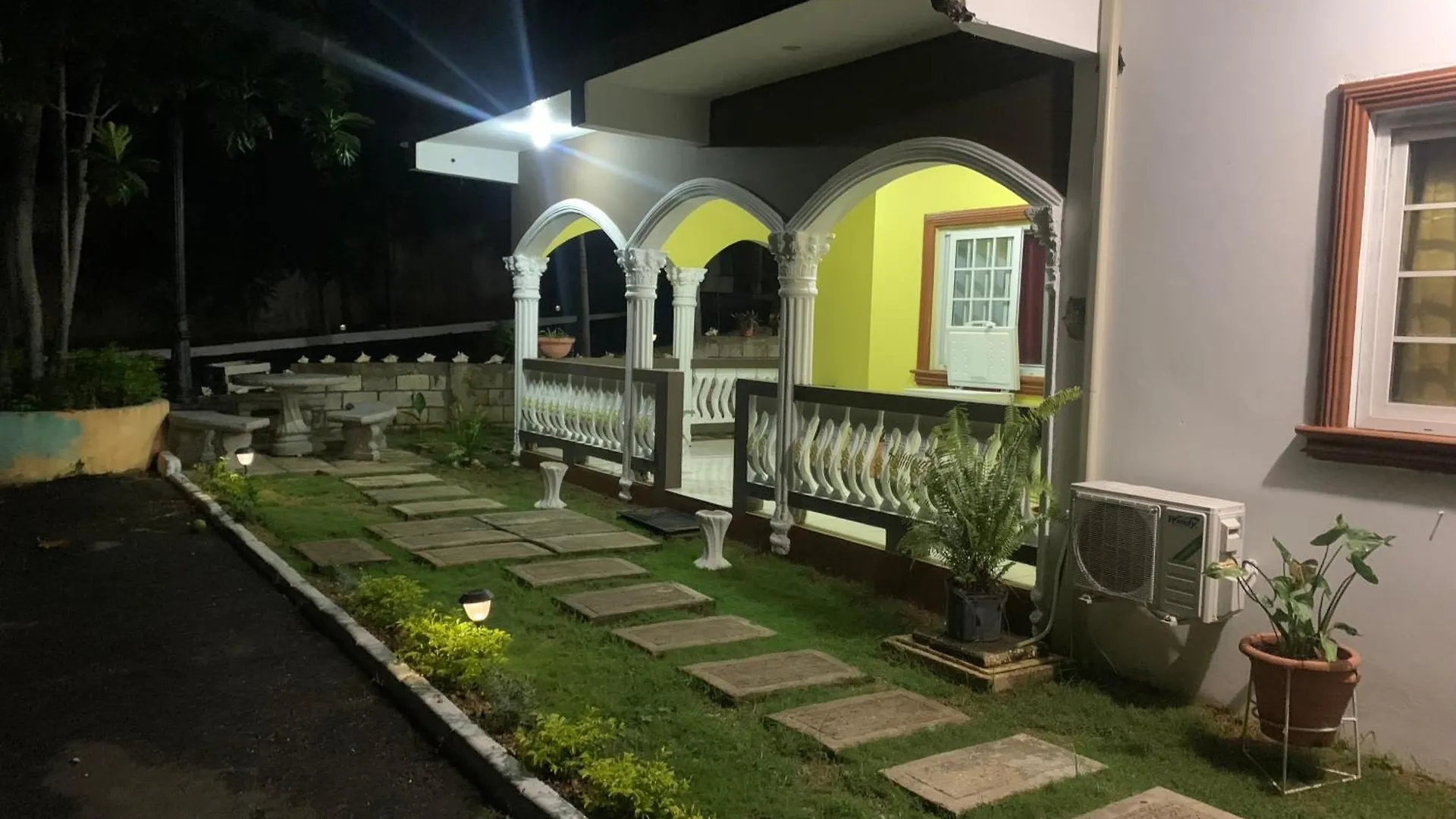 Mini Cozy Lodging Whitehouse